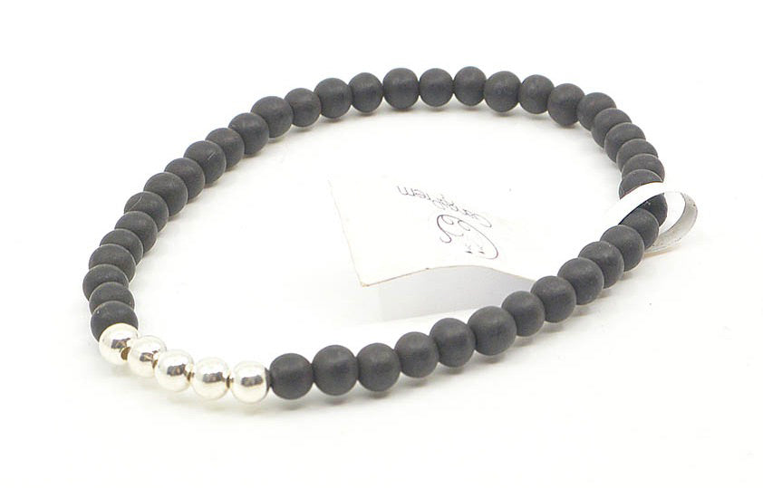 Schwarzes und silbernes perlenarmband mit matten dunklen und glänzenden metallkugeln für heilsteine wirkung