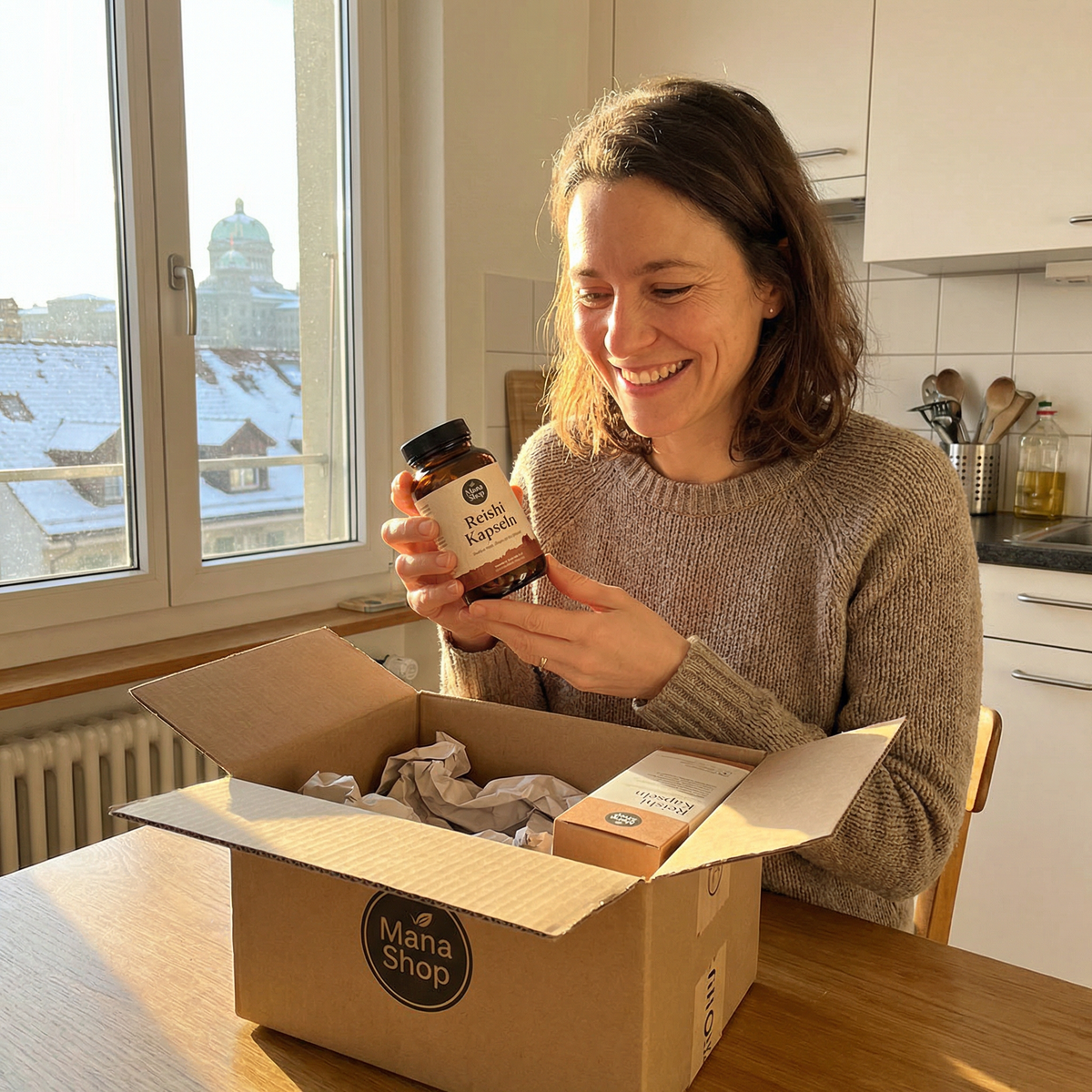Eine braune glasflasche mit schwarzem verschluss und weißem etikett reishi kapseln wird in den händen gehalten vitalpilze kaufen beta-glucane mana shop