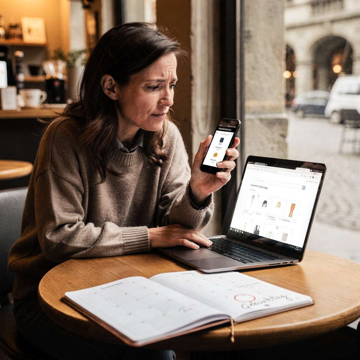 Schwarzes smartphone mit glänzendem finish zeigt online shop ansehen für persönliche schmuckstücke grosse rolle