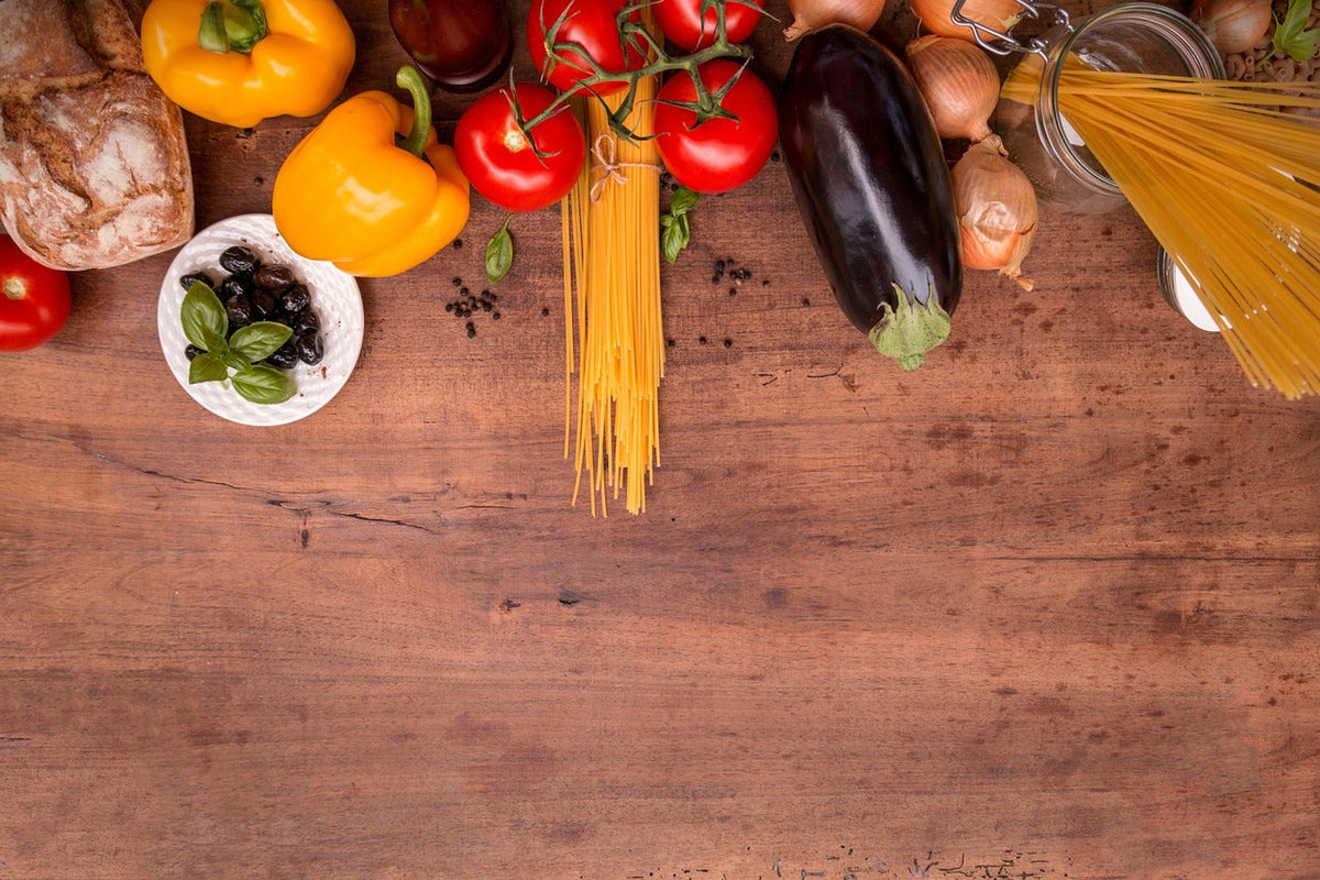 Ein bündel ungekochter gelber spaghetti auf rustikalem holzuntergrund als empfohlene lebensmittel für warme speisen