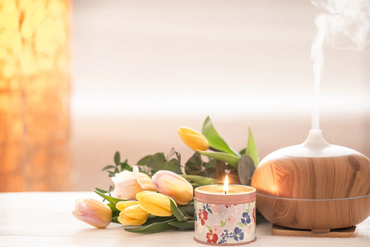 Ein holzstrukturierter luftbefeuchter mit weißem oberteil im aroma und duft bereich bei mana shop für ätherische öle und palo santo