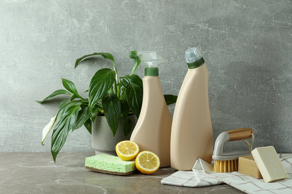 Beige plastiksprühflasche mit grünem deckel und düse im modernen design umweltfreundliche haushalt- reinigungsmittel