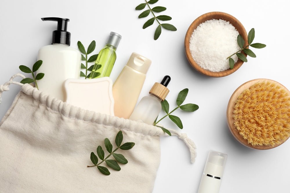 Beige baumwollbeutel mit natürlichen körperpflege schweiz produkten aus der körperpflege kollektion gefüllt