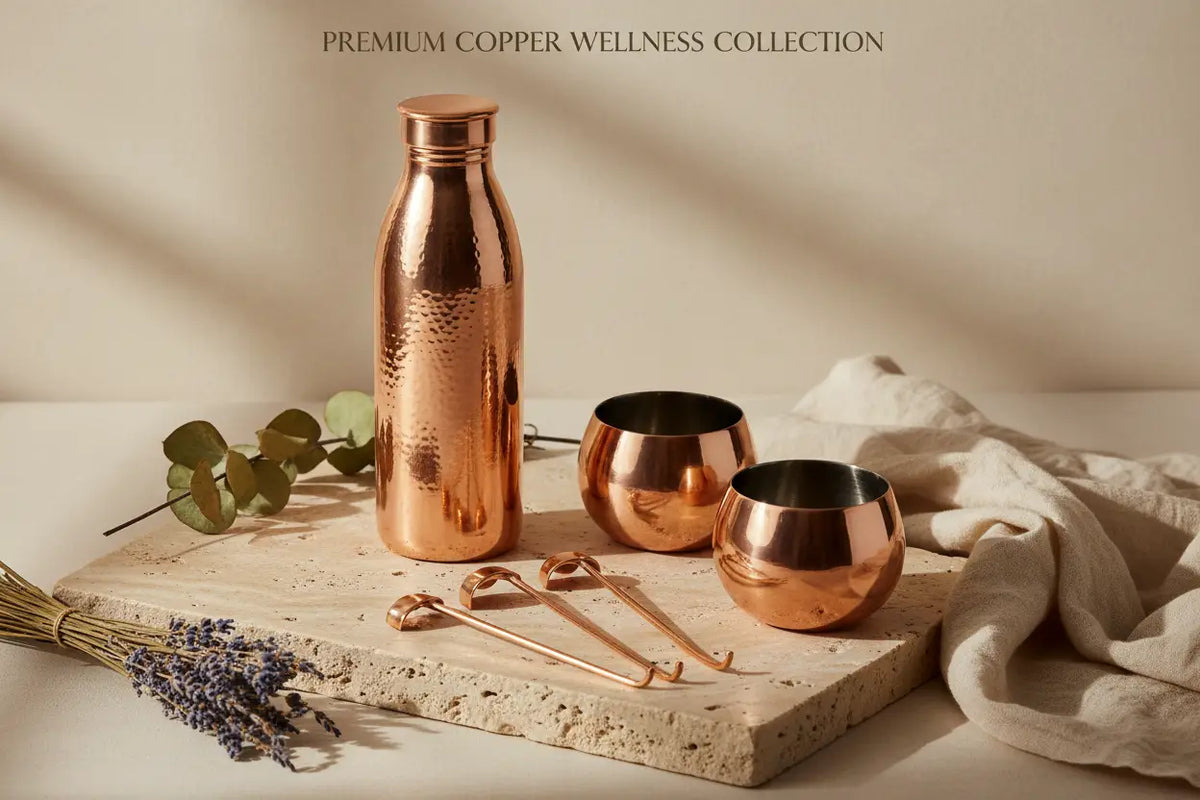 Kupferwasserflasche mit gehämmerter oberfläche und passendem kupferdeckel aus der kupferprodukte ayurveda schweiz kollektion
