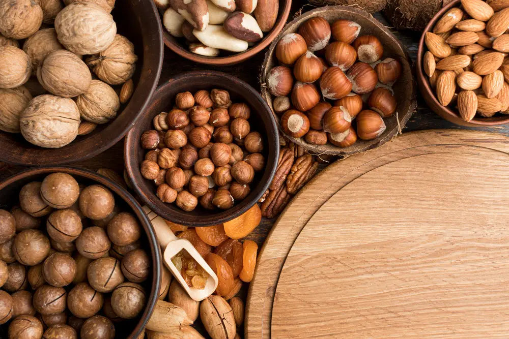 Ein rustikaler holzschüssel voller brauner bio nüsse hazelnuts aus dem mana shop hochwertige bio nüsse