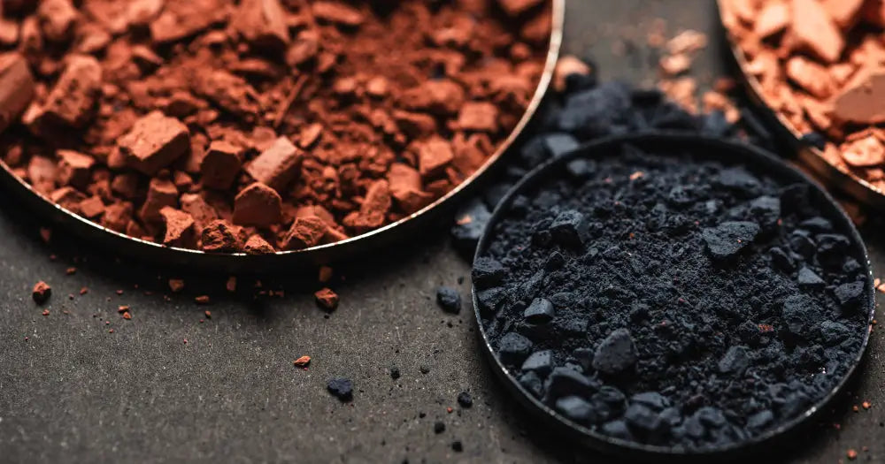Dunkel kohlefarbene zerkleinerte mineralfragmente in metallrundschale shilajit kaufen schweiz premium harz