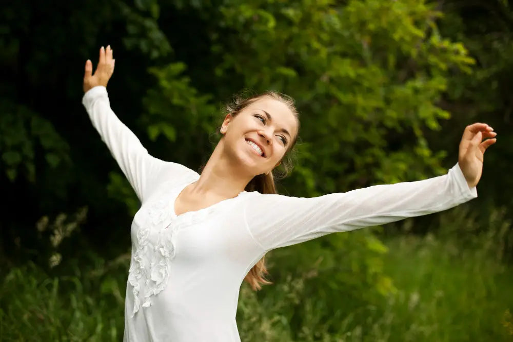 Weißer langarmshirt mit zarter rüschendetail am ausschnitt aus der vitalität & energie kollektion bei mana shop natürliche leistungssteigerung vitamin b12