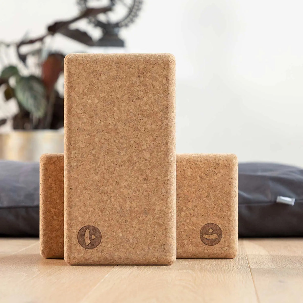 Natürliche kork yoga block mit strukturierter oberfläche und dezentem logo im mana shop bern kaufen