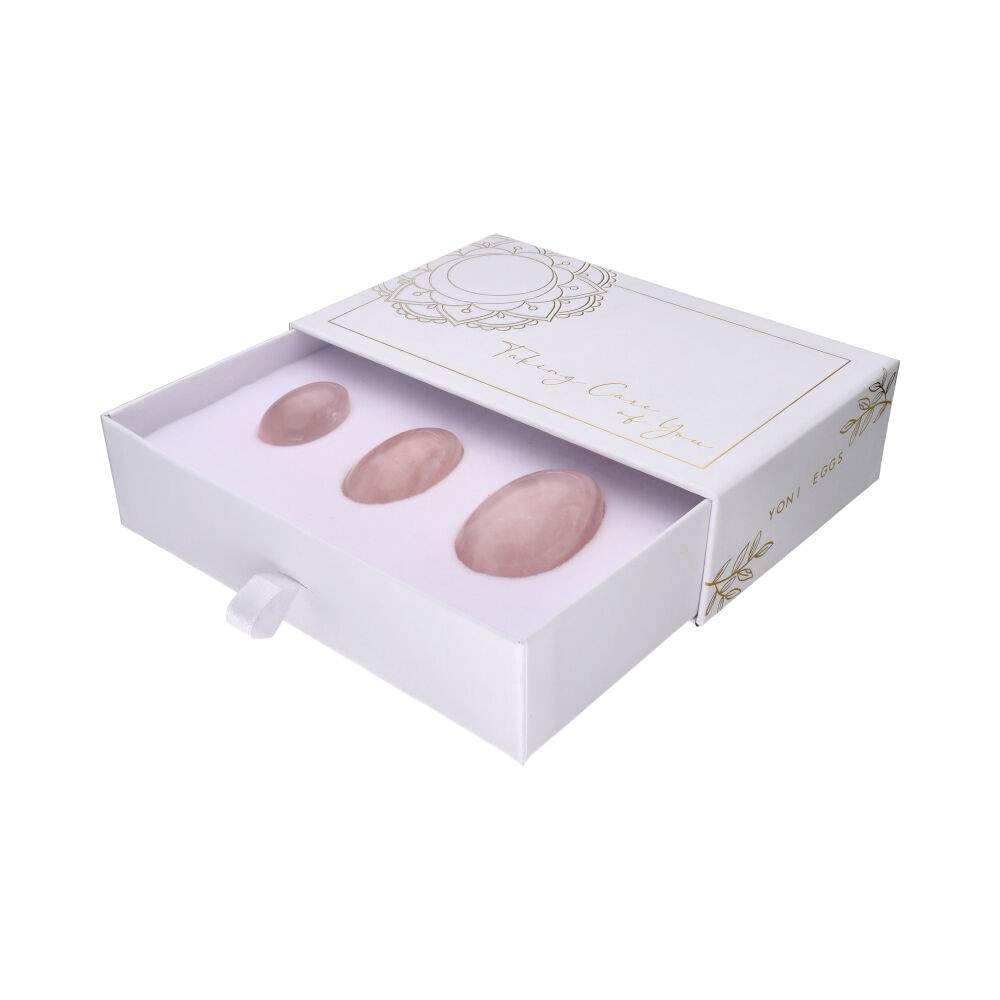 Drei glatte rosenquarz heilsteine in einer weißen geschenkbox mit gold folienverzierung yoni ei heilsteine bern ostermundigen