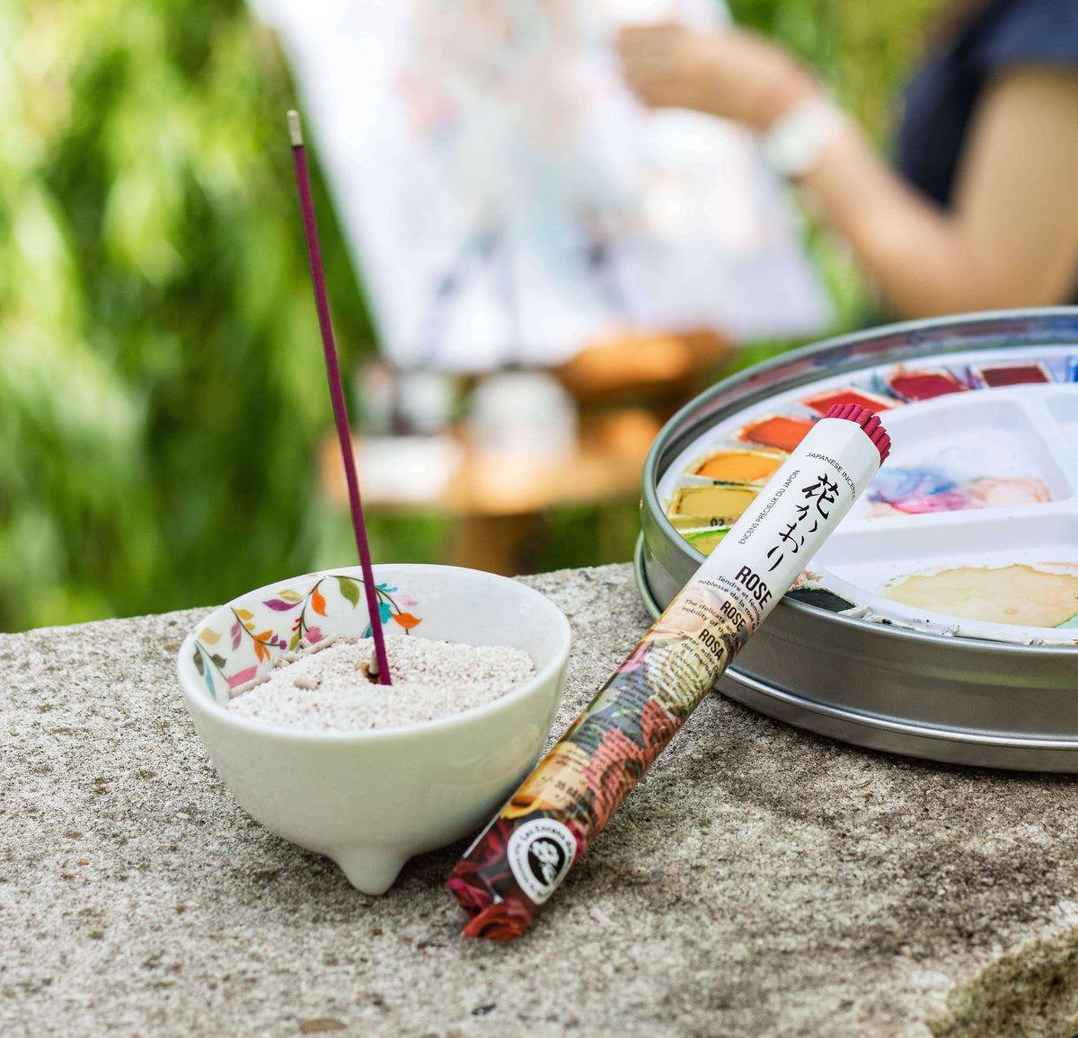 Japanische Räucherstäbchen Rose im Blumenmotiv-Aschenbecher, ideal für entspannte Yoga-Momente im Freien