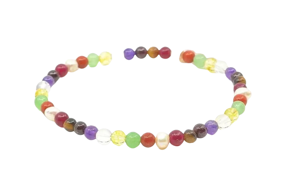Farbenfrohes Navratna Armband mit 9 Planeten, aus GangaPrem Schmuck, mit bunten Perlen und runden Edelsteinen.