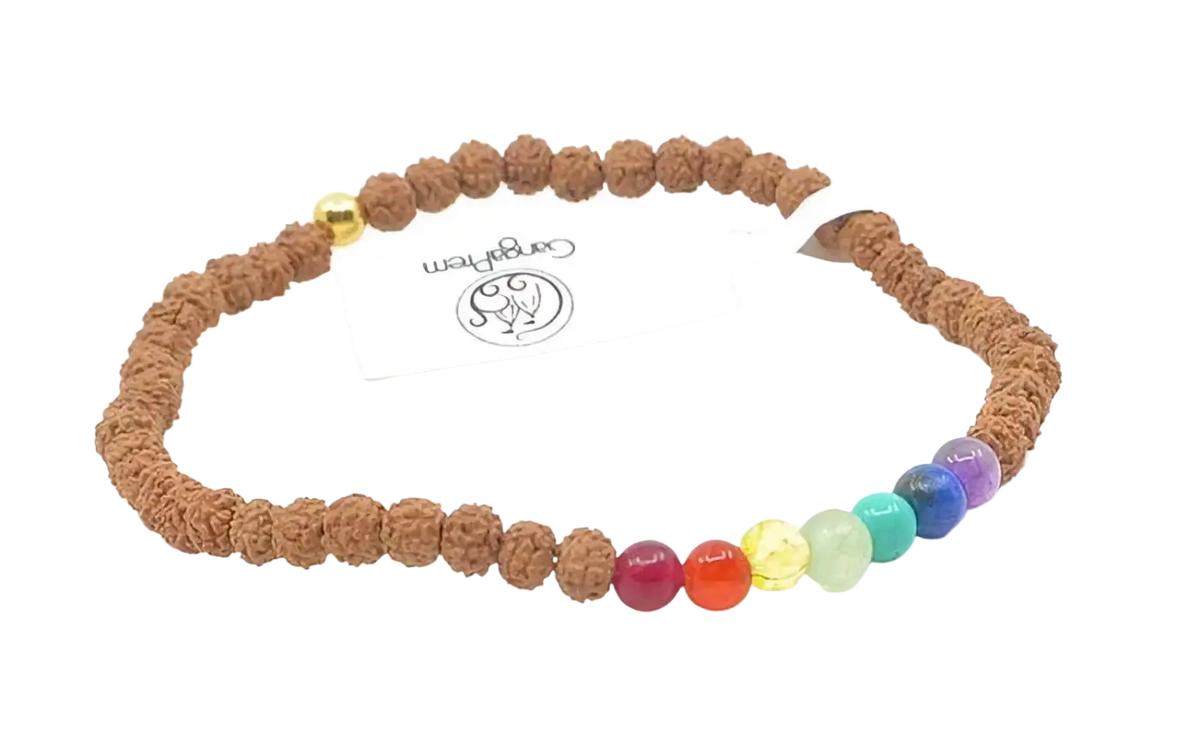 Braunes Armband aus Rudraksha und Chakra-Steinen, GangaPrem Schmuck, strukturiertes Design, spiritueller Schmuck für Chakrenheilung