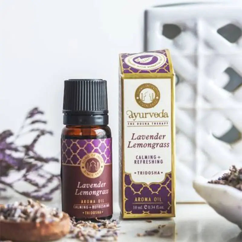 Ätherisches Lavendel- und Zitronengrasöl von Ayurveda Specialist B.V., 10 ml, in dunkler Flasche mit Zitrus- und Lavendelblumen.