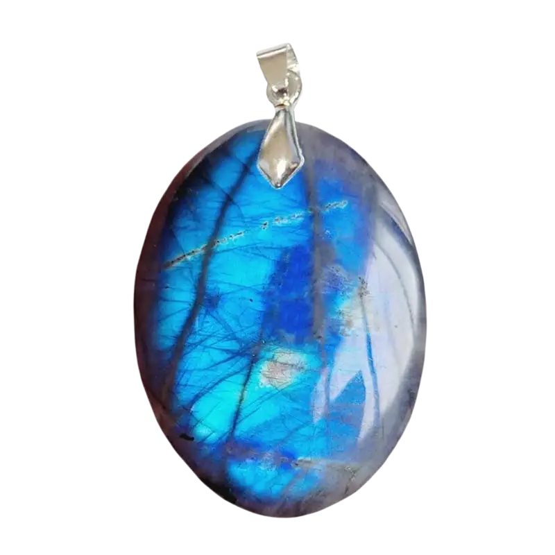 Ovaler Labradorit-Anhänger von Artisans de Madagascar, 3,5 cm, glänzender Schmuckanhänger mit natürlicher Farbvielfalt.