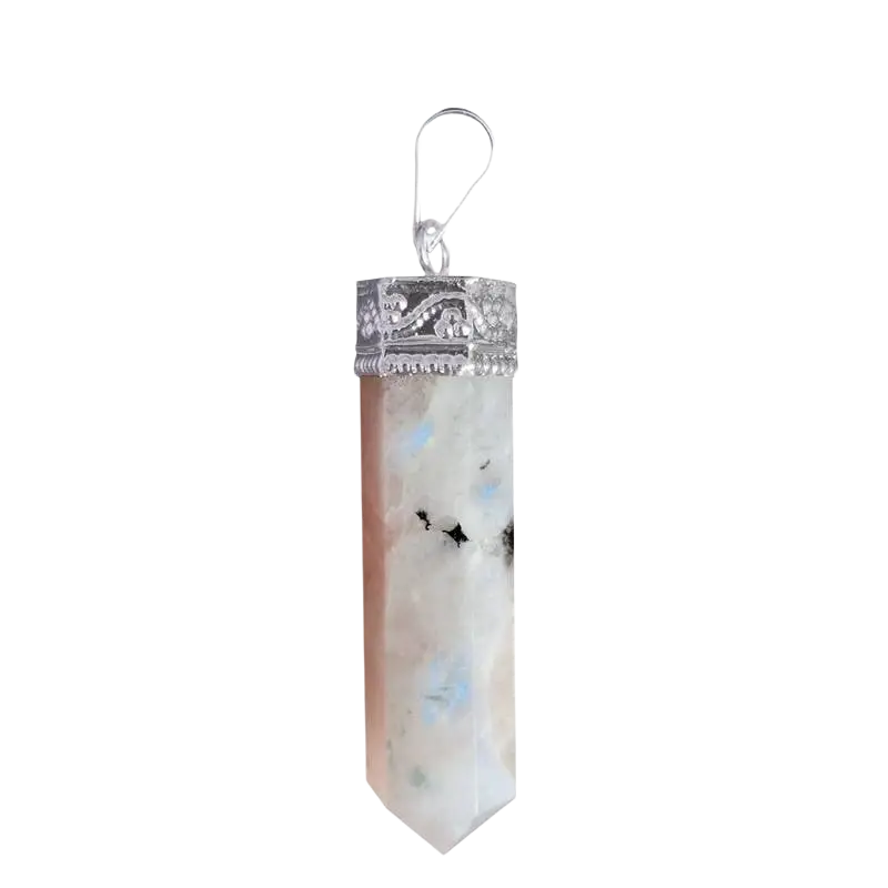 Mondstein-Anhänger von Artisans de Madagascar, eleganter Schmuck mit durchsichtigem, schimmerndem Stein und kunstvoller Verarbeitung.