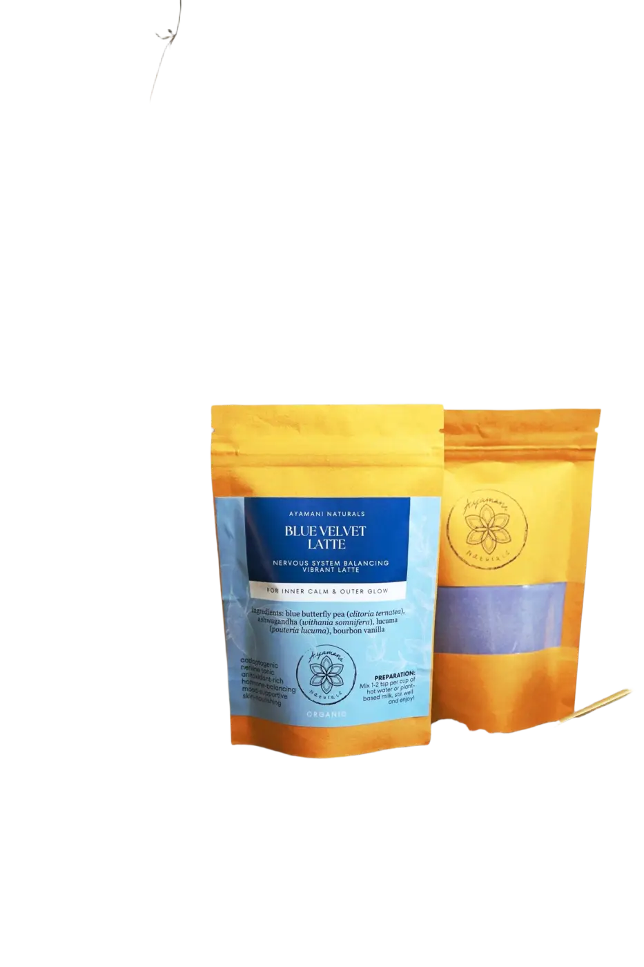 Ayamani Naturals Blauer Samt Latte mit Schmetterlingserbsen-Mischung, cremiges Tee-Getränk in Blau, Nahaufnahme des fertigen Getränks