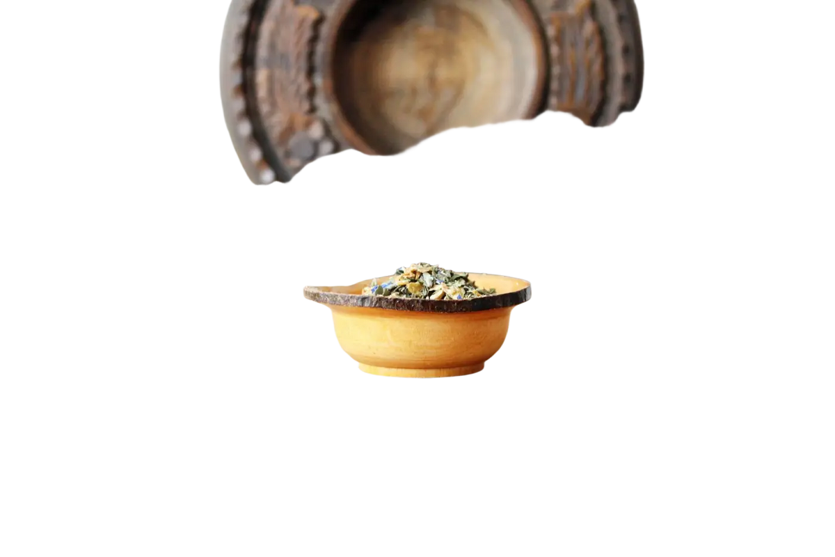 Ayamani Naturals Kräutertee für das Halschakra, lindert Stimme und Nebenhöhlen, in einer Tasse mit Kräutern sichtbar.