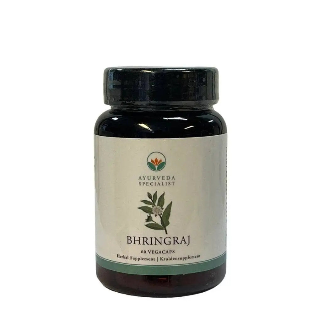 Bringaraj Kapseln mit Bhringraj Ayurveda Kräuterextrakt, Nahrungsergänzung, in einer weißen Packung, sichtbare Kapseln.