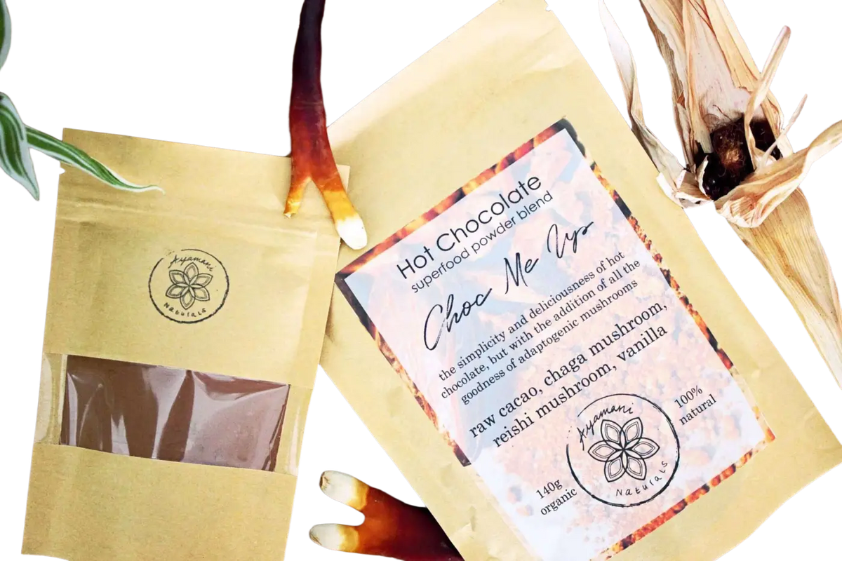 Tasse mit Choc Me Up Adaptogener Kakao- und Pilz-Mocha-Tee von Ayamani Naturals, cremiger Schaum und dunkle Kakaofarbe