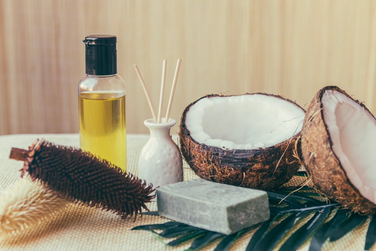 Bio-Kosmetik Set mit Kokosnuss, Öl, Seife und Diffuser für Wellness und Entspannung.