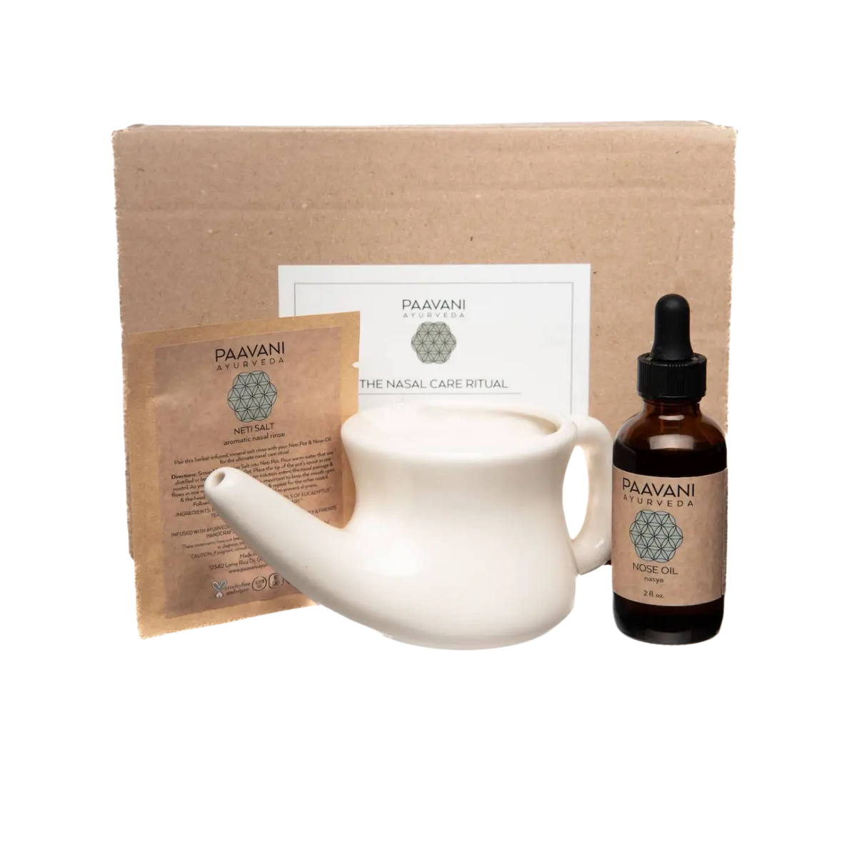 Weißes keramisches neti pot mit rundem griff und spitz zulaufender tülle im ayurvedischen neti und nasya set für das ritual der nasenpflege
