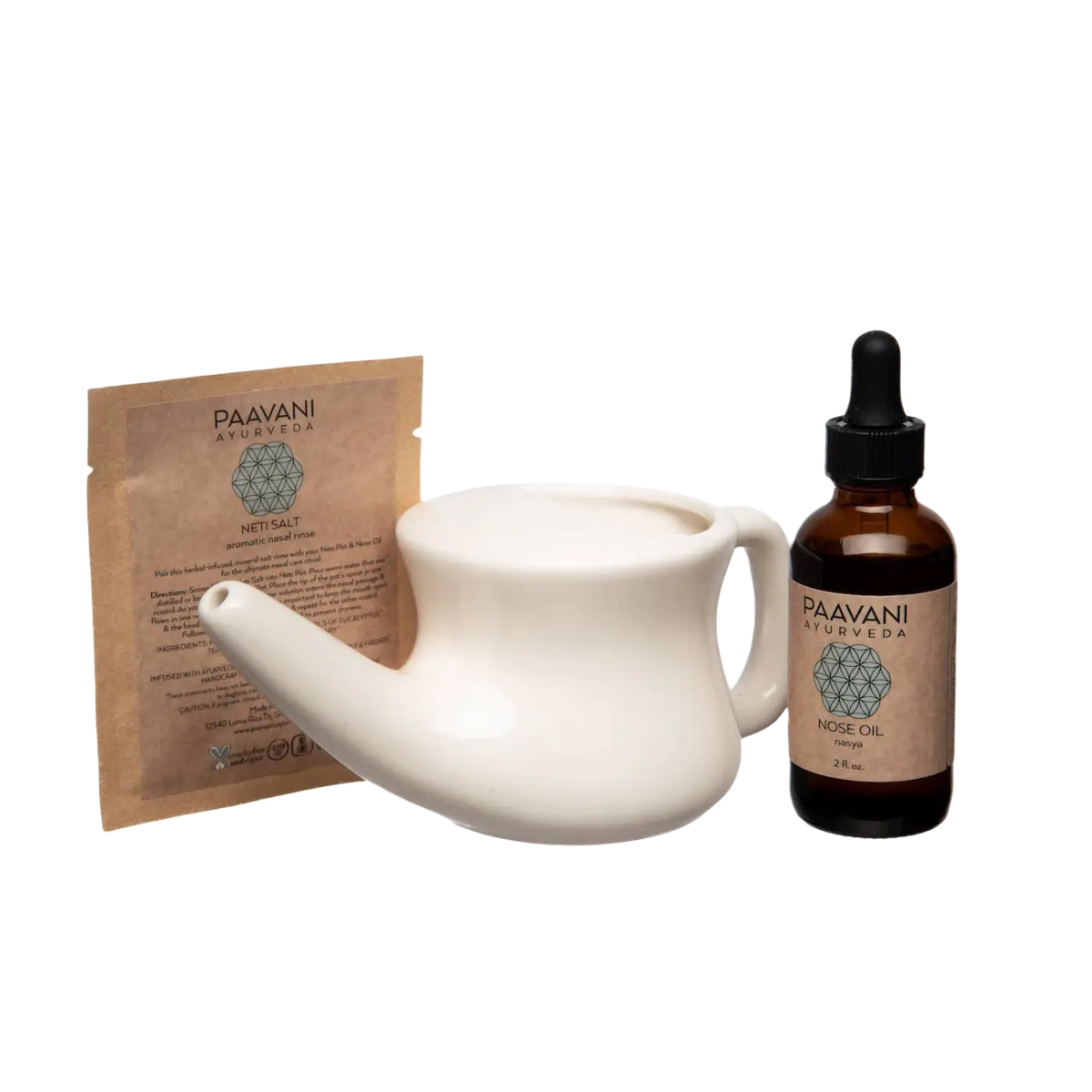Weißes keramisches neti mit gebogenem ausguss und griff im ayurvedische neti nasya set ritual der nasenpflege