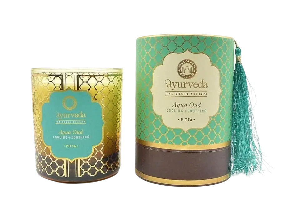 Duftkerze Pitta Aqua Oud von Dessauer, Teal mit goldfarbenem Muster, als Räucherware für entspannende Atmosphäre.