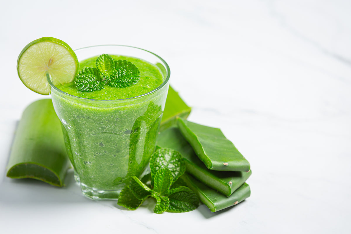 Erfrischender grüner Smoothie mit Minze und Limette sowie frischen Aloe Vera Blättern.