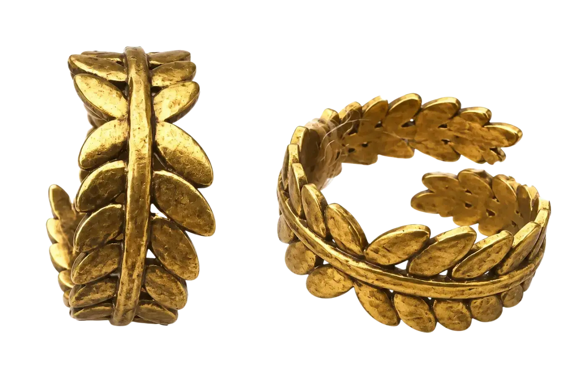 Goldfarbener blätterring aus goldfarbenem metall mit strukturierter oberfläche im mana shop bild zum zoomen