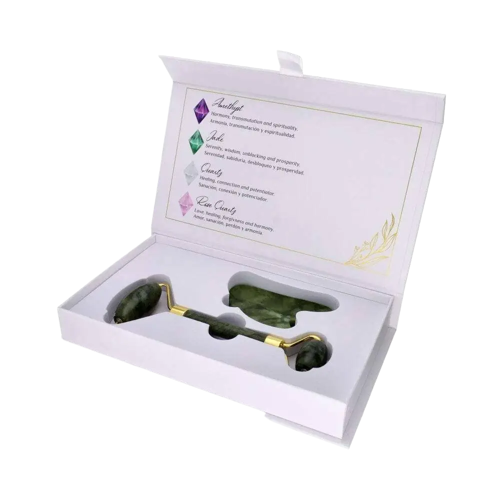 Grüner Gua Sha Massagegerät und Jade Roller für das Gesicht, goldfarbene Akzente, entspannende Hautpflege von Vives de la Cortada S.L