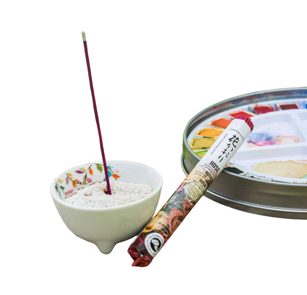 Japanische kurze Weihrauchröllchen für Räucherwaren, AROMANDISE, mit traditionellem Design und angenehmem Duft sichtbar in der Verpackung.