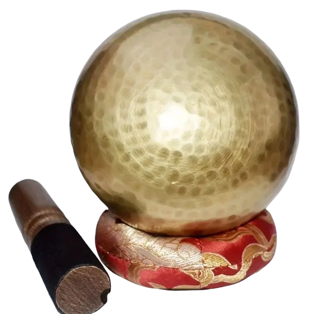 Goldene handgehämmerte tibetische klangschale 11cm auf rot-gold besticktem kissen mit schlegel mana shop singing bowl set