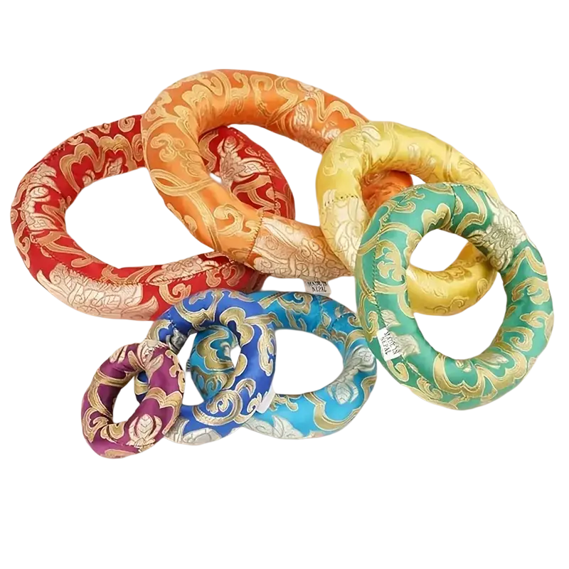 Buntes Klangschalenkissen für Klangschalen von Dessauer, weiche Polsterung, perfekt für Meditation und Klangtherapie.