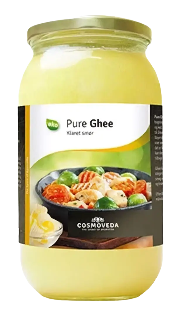 Ein klarer glasbehälter mit goldenem cosmoveda kokos ghee kokos- und butterfett 900g verfügbar bei mana