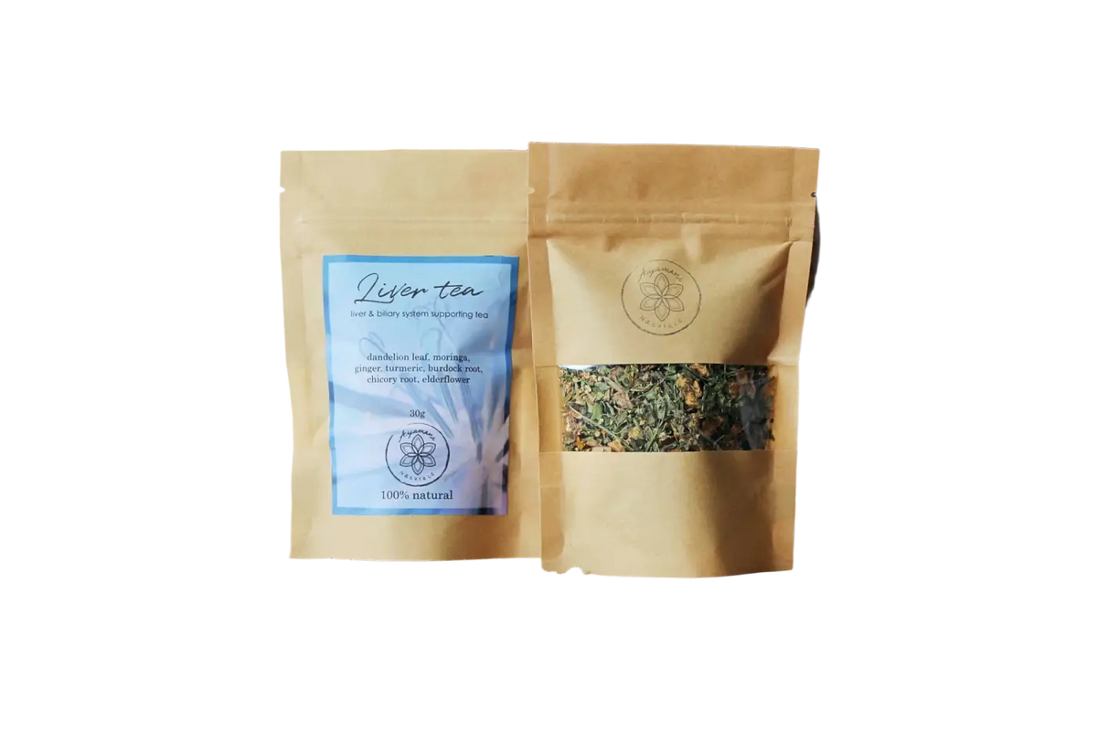 Ayamani Naturals Lebertee mit Heilkräutern, Entgiftungstee für Leber, Gallenblase und Bauchspeicheldrüse in Teetasse.
