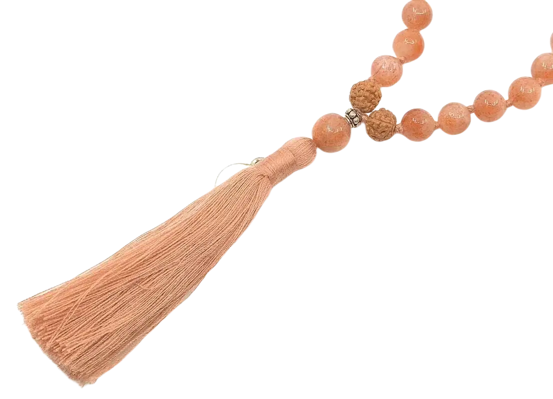Halskette mit Sonnenstein, GangaPrem Schmuck, pfirsichfarbenes Quastengehäge an Schnur, detailreiche Schmuckkreation