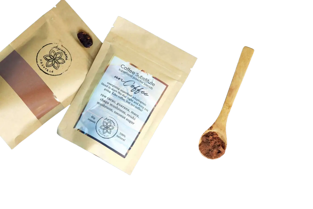 Natürlicher Kaffeeersatz mit Rohkakao, Guarana und Champignons von Ayamani Naturals, geeignet als Snack oder Süßigkeit.