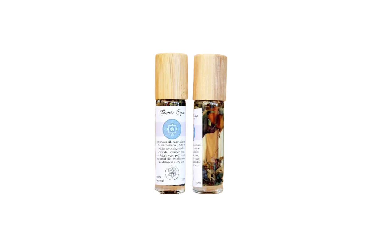 Ätherisches Öl für das dritte Auge mit Ajna Chakra, Kristallen und Kräutern, von Ayamani Naturals.