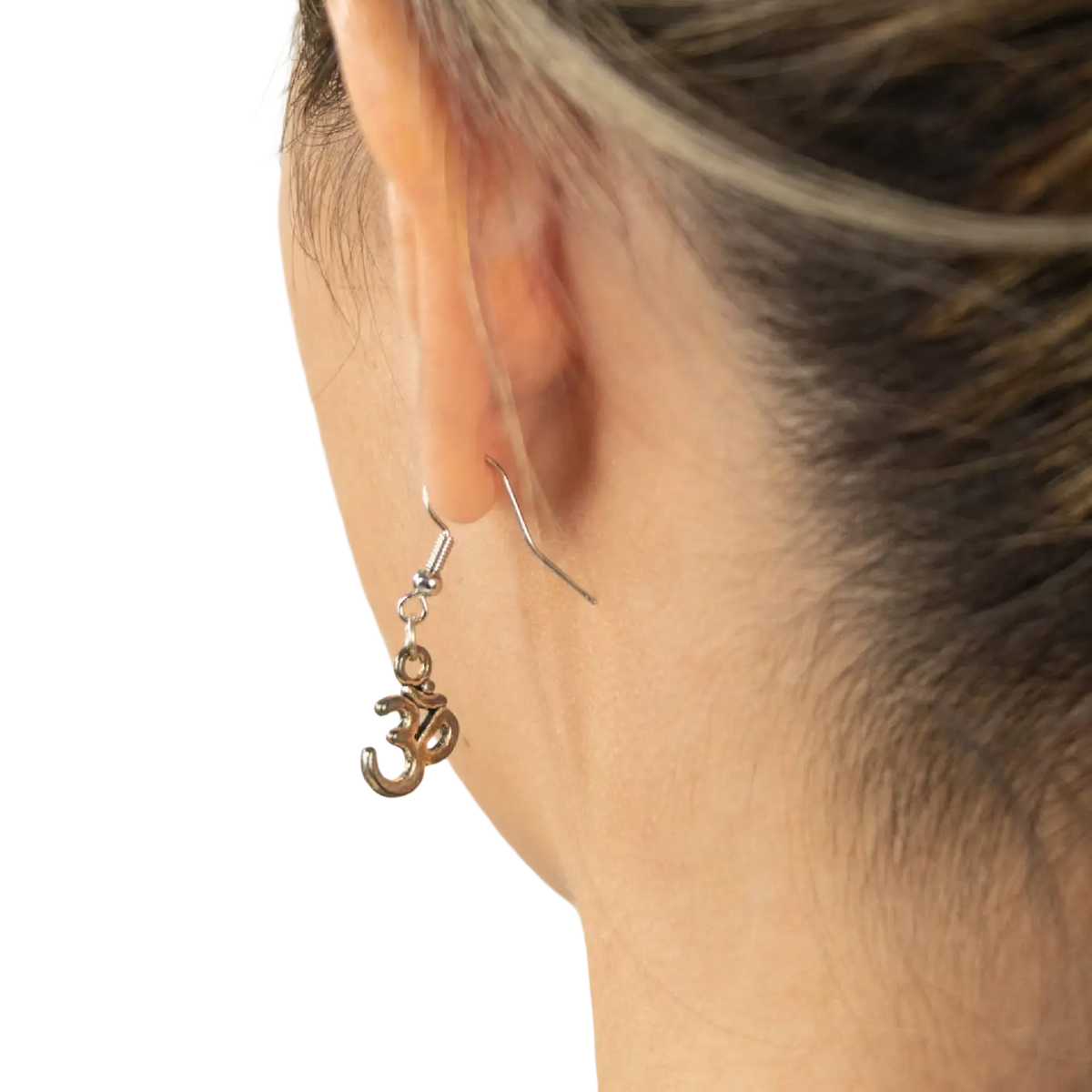 Ohrringe mit Hamsa, Lotus oder Om Symbol, eleganter Schmuck von Myga Eco, detailreiche Metall-Ohrringe.