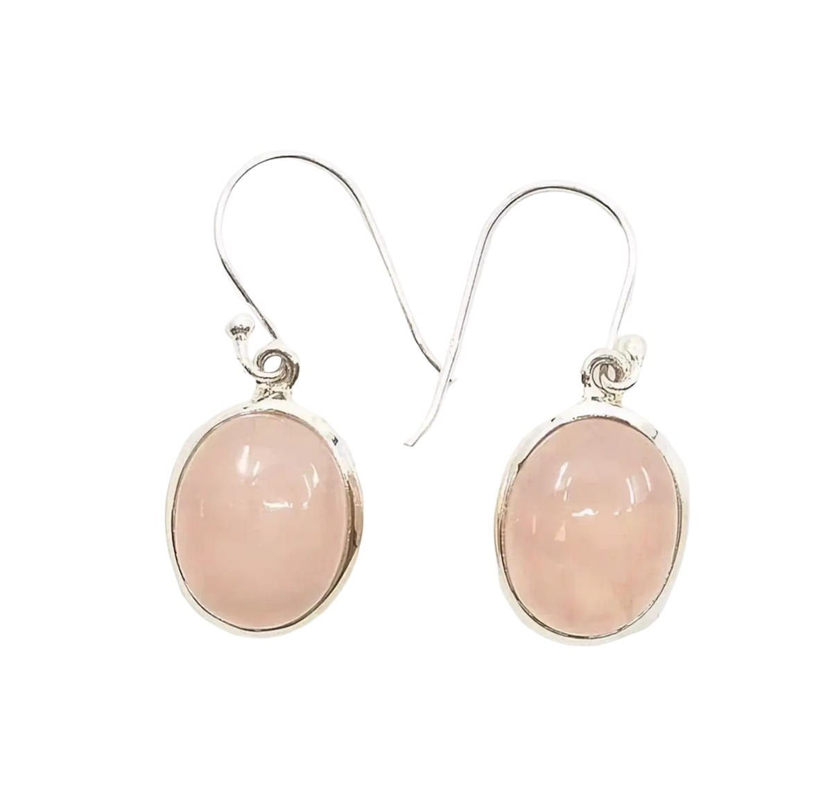 Zarte Ohrstecker aus Rosenquarz von GangaPrem, oval geformt, eleganter Schmuck für das Ohr.