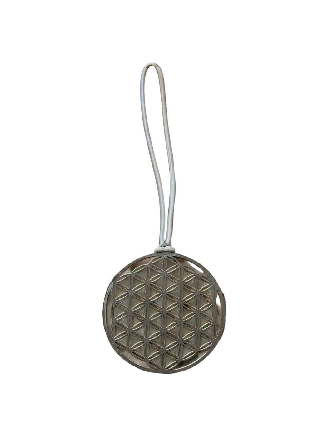 Silbernes Schmuckornament "Blume des Lebens" mit rundem Design, detailreiche Metallarbeit, symbolische Blume im Mittelpunkt.