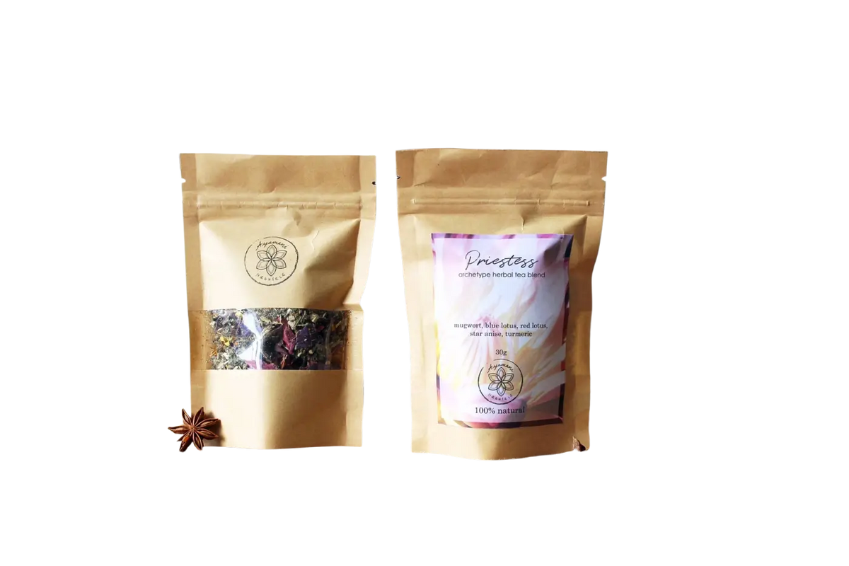 Ayamani Naturals Priesterin Tee mit Lotus, Beifuss, Anis und Kurkuma – Chakra-Mischung, 30g, in einer Packung.