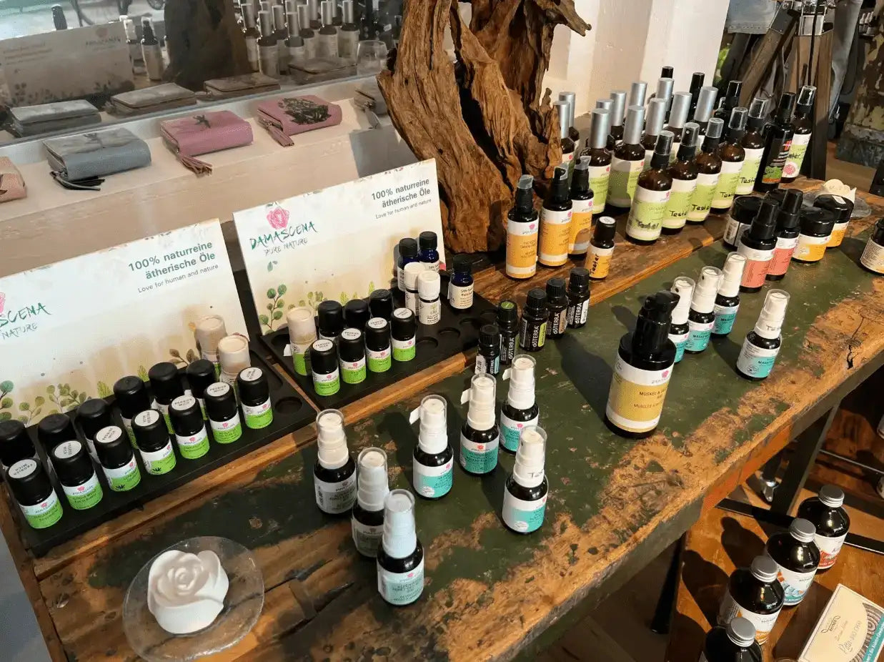 100% naturreine ätherische Öle und Bio-Kosmetik auf rustikalem Holztisch präsentiert
