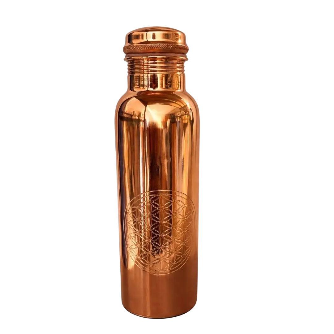 Eine reine polierte kupfer-wasserflasche mit blume des lebens gravur und schraubverschluss aus kupfernem trinkgeschirr