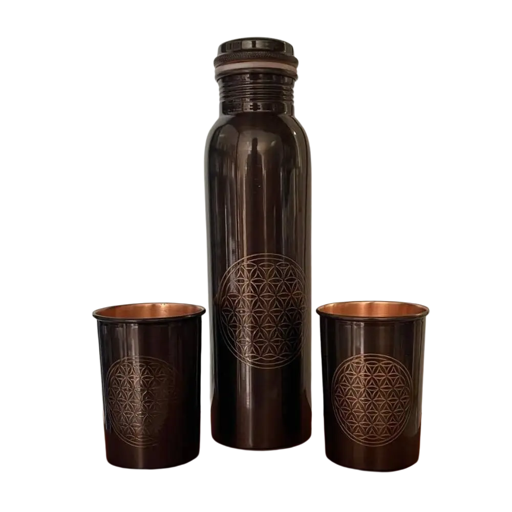 Reines Kupferset Flower of Life Antik mit 950 ml Kupferflasche und 2 Kupferbechern in Geschenkbox, Wasserflaschen von Ayurveda Specialist B.V.