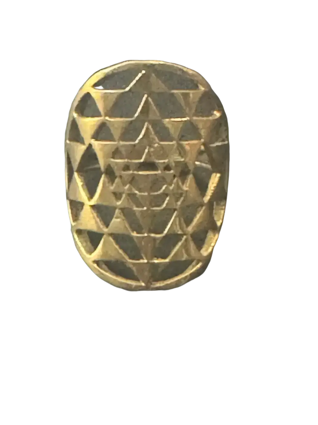 Goldfarbener ovaler metallanhänger mit geometrischem dreiecksmuster aus dem mana shop zum image to zoom