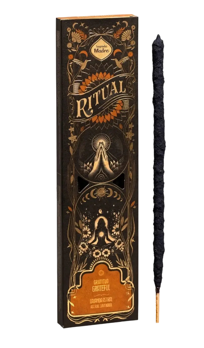 Schwarzer astral lavendel räucherstab mit goldener spitze neben sagrada madre ritual gratitude verpackung