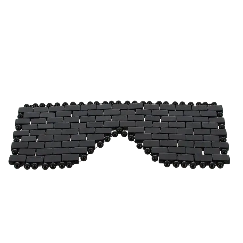 Schwarze Obsidian-Gesichtsmaske von Artisans de Madagascar für natürliche Entspannung und Hautpflege, zeigt die glatte, dunkle Oberfläche
