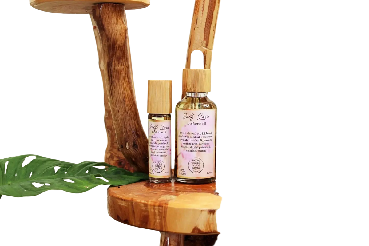 Ayamani Naturals Self Love Ritualöl mit Rosenquarz, ätherischen Ölen, als Parfüm- oder Badeöl, zeigt Flasche mit Rosenquarz und Öl