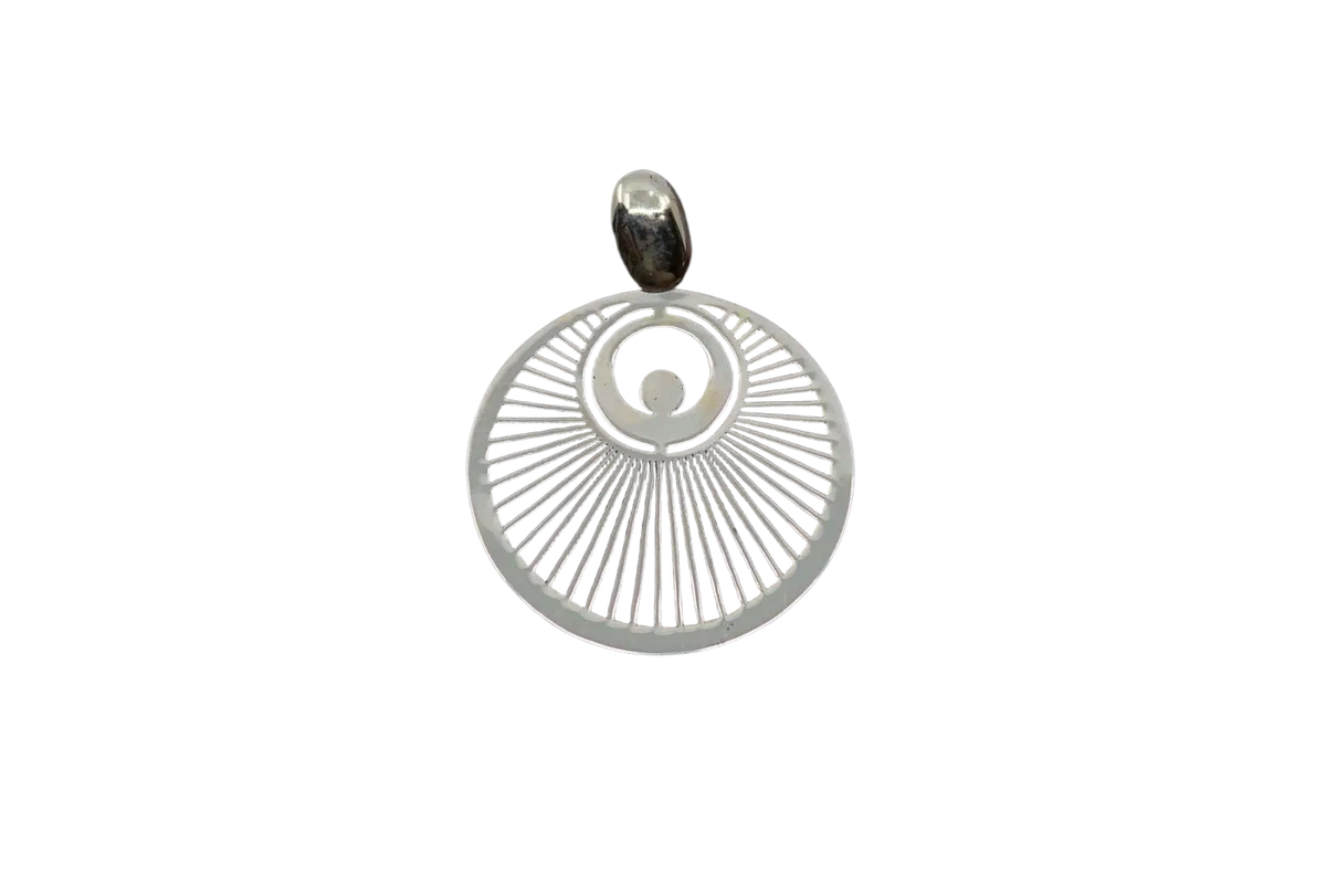 Handgefertigter Silberengel-Anhänger von Ananta Lienhard, detailreiche Schmuckstücke mit schützender Symbolkraft.